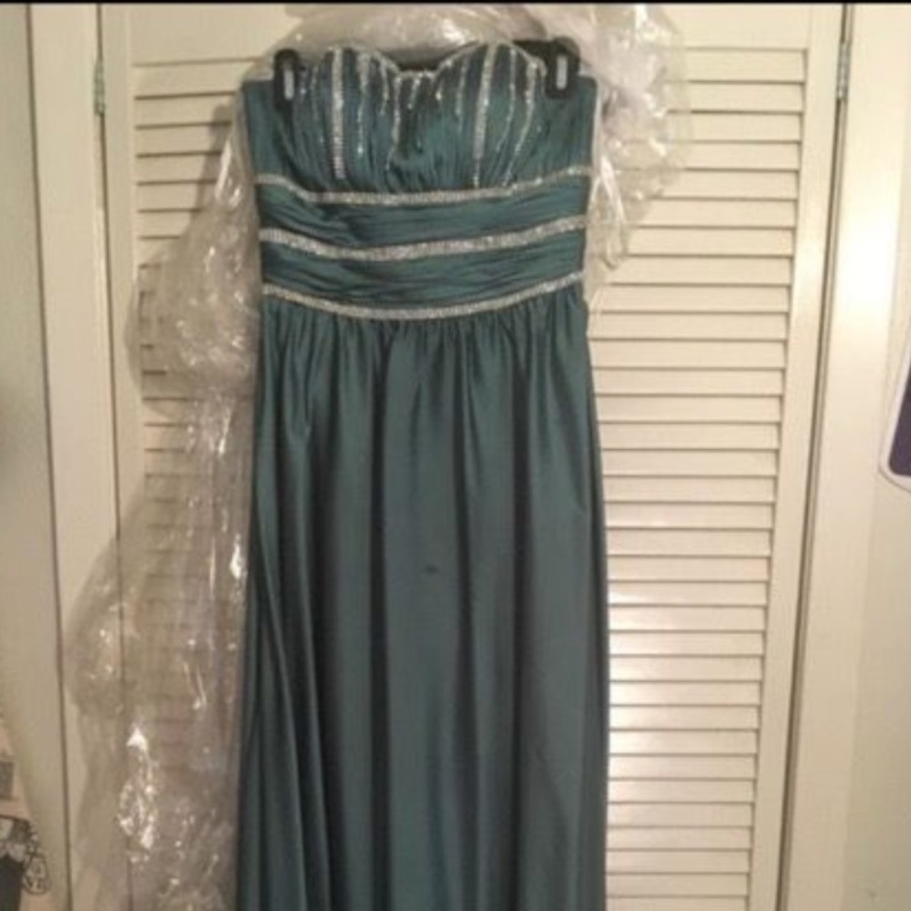 Emerald prom dress - Picture 2 of 5